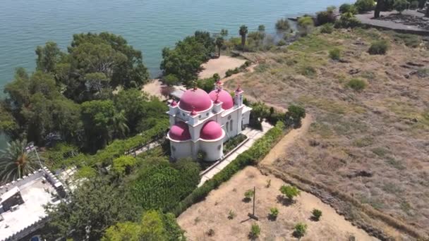 Vista aérea de la Iglesia de los Apóstoles y el monasterio ortodoxo griego se encuentran a orillas del mar de Galilea, no muy lejos de la ciudad de Tiberíades en el norte de Israel — Vídeos de Stock