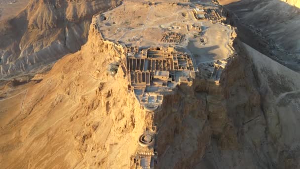Vue aérienne des ruines de Massada est une forteresse construite par Hérode le Grand sur une falaise au large de la côte de la mer Morte. Détruit par les Romains au 1er siècle après JC e. Inscrit sur la liste du patrimoine mondial de l'UNESCO — Video