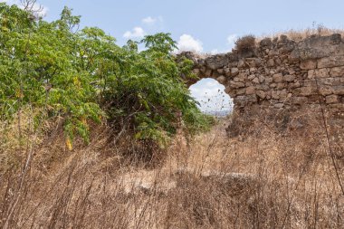 Kafarlet kalesinin eski harabelerinin kalıntıları. Caesarea Lordları 'nın mülküydü, sonra da Hastahanecilere ait oldu. 1291 'de Baybarlar tarafından yakalandı. İsrail 'in kuzeyindeki Atlit şehrinin yakınında.