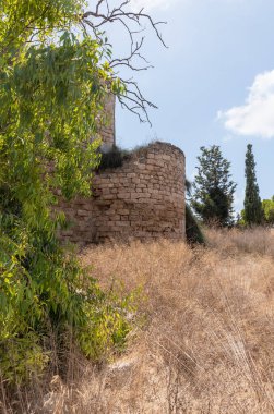 Kafarlet kalesinin eski harabelerinin kalıntıları. Caesarea Lordları 'nın mülküydü, sonra da Hastahanecilere ait oldu. 1291 'de Baybarlar tarafından yakalandı. İsrail 'in kuzeyindeki Atlit şehrinin yakınında.