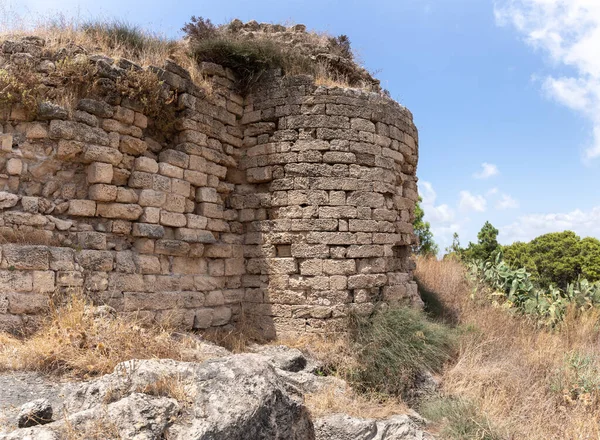 卡法雷要塞的旧废墟的残余 它是凯撒利亚领主的财产 后来变成了医院的财产 1291年被巴伐利亚捕获 以色列北部Atlit市附近 — 图库照片