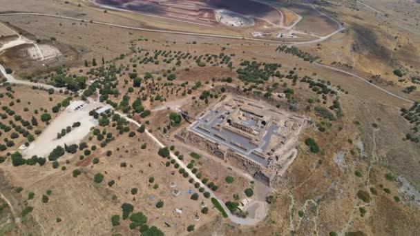 Luftaufnahme der Ruinen der großen Hospitalfestung - Belvoir - Jordan Star - auf einem Hügel über dem Jordantal in Israel — Stockvideo