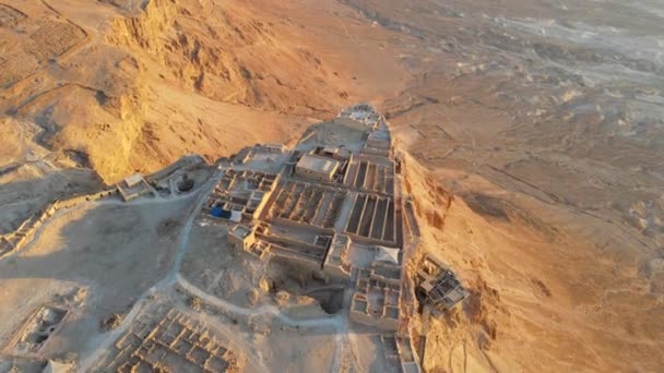 Vista aérea de las ruinas de Massada es una fortaleza construida por Herodes el Grande en un acantilado frente a la costa del Mar Muerto. Destruido por los romanos en el siglo I dC e. Incluido en la Lista del Patrimonio Mundial de la UNESCO — Vídeos de Stock