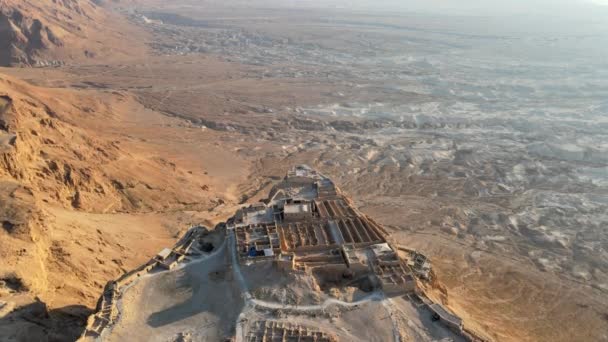 Luchtfoto van de ruïnes van Massada is een fort gebouwd door Herodes de Grote op een klif-top voor de kust van de Dode Zee. Vernietigd door de Romeinen in de 1e eeuw n.Chr. e. Opgenomen in de UNESCO Werelderfgoedlijst — Stockvideo
