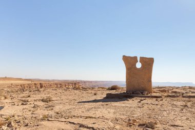 İsrail 'in Mitzpe Ramon yakınlarındaki Musevi Çölü' nün üzerindeki bir uçurumun üzerindeki halka açık bir heykel parkında büyük bir güneş saati duruyor..