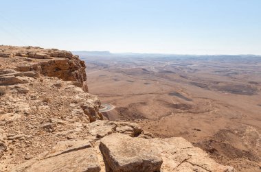 Mitzpe Ramon şehrinin İsrail 'deki Musevi Çölü' nde bulunduğu uçurumdan bak.