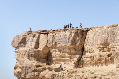 Mitzpe Ramon, İsrail, 15 Ağustos 2020: Turistler, Mitzpe Ramon şehrinin İsrail 'deki Yahudi Çölü' nde bulunduğu uçurumdan aşağı iniyorlar.