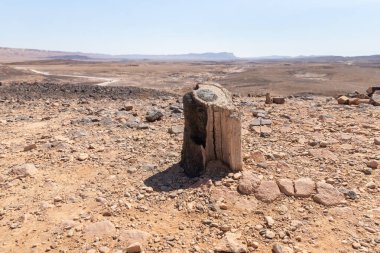 HaMinsara, Ramon krateri bölgesinde bulunan ve magma salınımı sonucu oluşan bir kumtaşı tepesidir. Üç ila altı yüzlü prizma şeklindeki demir yığınına benziyor..