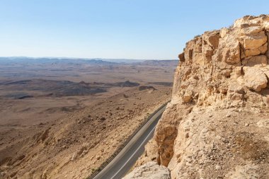 Judean Çölü 'nün üzerinde gün doğumu. İsrail 'deki Mitzpe Ramon yakınlarındaki uçurumun tepesinden bak.