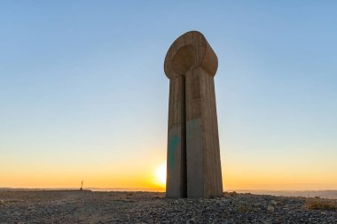 İsrail 'in Mitzpe Ramon yakınlarındaki Musevi Çölü' nün üzerindeki bir uçurumun üzerindeki halka açık bir heykel parkında büyük bir güneş saati duruyor..