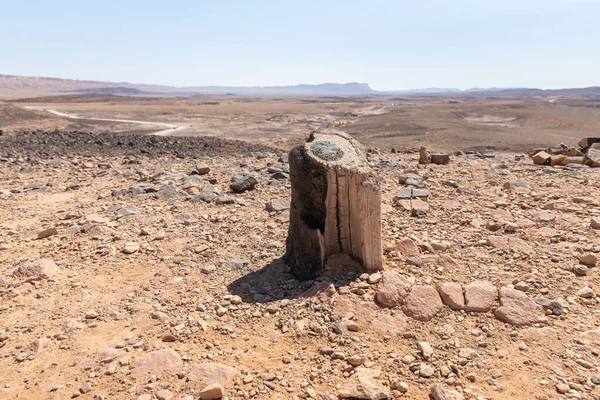 HaMinsara, Ramon krateri bölgesinde bulunan ve magma salınımı sonucu oluşan bir kumtaşı tepesidir. Üç ila altı yüzlü prizma şeklindeki demir yığınına benziyor..