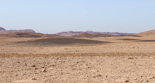 Вид на Иудейскую пустыню из Хаминсары - песчаный холм в районе кратера Рамон, образованный высвобождением магмы.