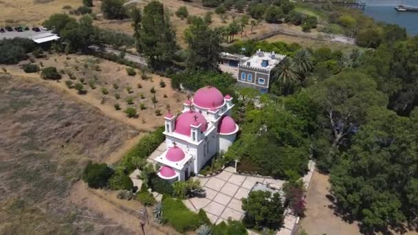 使徒座堂和希腊东正教修道院的空中景观坐落在加利利海的海岸上，离以色列北部的提比里亚市不远 — 图库视频影像