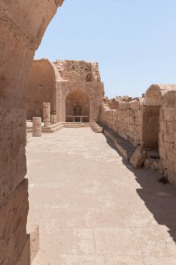 Güney İsrail 'de bir milli park olan Shivta' nın harabelerindeki güney kilisesine giriş, Negev 'in kuzeyinde antik bir Nabatean şehrinin kalıntılarını içeriyor..