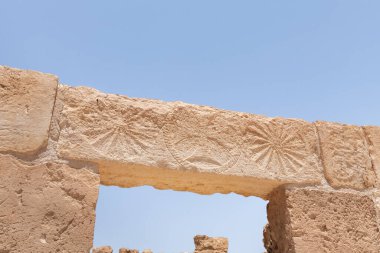 Güney İsrail 'de bir milli park olan Shivta' nın yıkıntılarındaki duvarlara dekoratif taş oymalar Kuzey Negev 'deki antik bir Nabatean şehrinin kalıntılarını içeriyor..