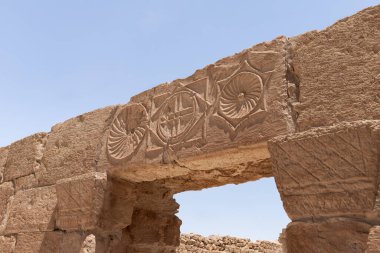 Güney İsrail 'de bir milli park olan Shivta' nın yıkıntılarındaki duvarlara dekoratif taş oymalar Kuzey Negev 'deki antik bir Nabatean şehrinin kalıntılarını içeriyor..