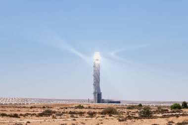 İsrail Çevre Hizmetleri Şirketi 'nin (Alstom Güneş Enerjisi Megalim) Güney İsrail' deki Negev Çölü 'ndeki güneş enerjisi kulesinin yanında güneş hayaletleri var.