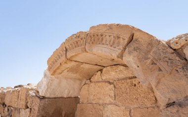 Güney İsrail 'de bir milli park olan Shivta' nın yıkıntılarındaki duvarlara dekoratif taş oymalar Kuzey Negev 'deki antik bir Nabatean şehrinin kalıntılarını içeriyor..