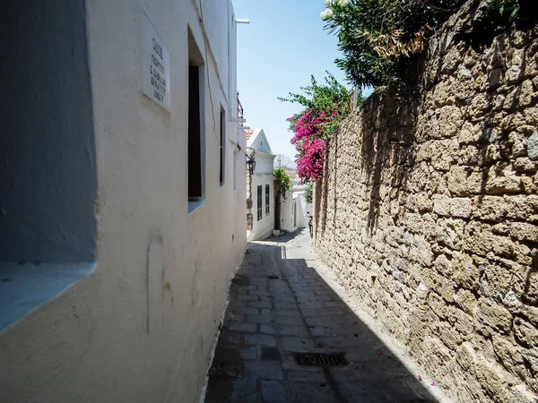 Yunanistan 'ın Rodos adasındaki Lindos şehrindeki Akropolis harabelerinden şehir merkezine uzanan sessiz sokaklar