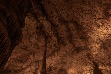 İsrail 'deki Beit Shemesh yakınlarındaki Judean Dağları' ndaki Sorek sarkıtlarının tavanlarından sarkan sarkıtlar.