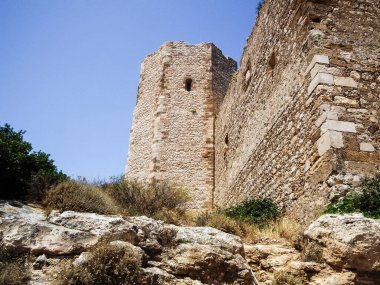 Yunanistan 'ın Rodos adasındaki Kritinia Kalesi' nin harabelerinde iyi korunmuş bir köşe taşı gözetleme kulesi.