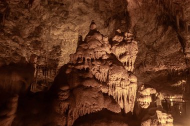İsrail 'deki Beit Shemesh yakınlarındaki Judean Dağları' ndaki Sorek sarkıtlarının tarifsiz doğal güzelliği.