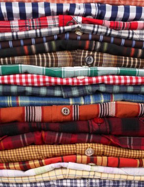 Ekose gömlekler yığını