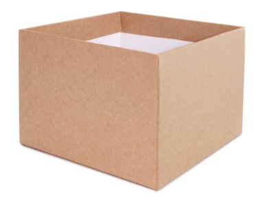 Beyaz arka plan üzerinde basit karton kutu