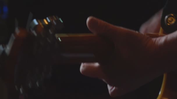 Hombre toca la guitarra en un cuarto oscuro — Vídeos de Stock ... Hombre toca la guitarra en un cuarto oscuro — Vídeos de Stock ...