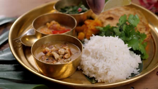 Verschiedene indische Sri-Lanka Essen auf hölzernen ...