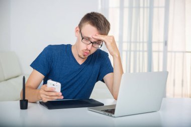 Masada bir cep telefonu bakarak adam şaşkın