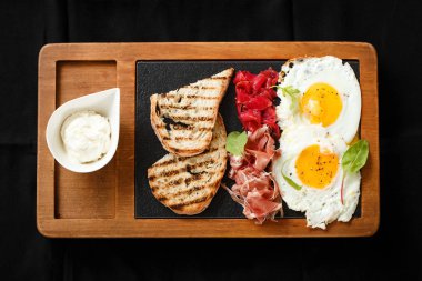 Üstten görünüm kahvaltı yumurta ve tost jamon ve peynir
