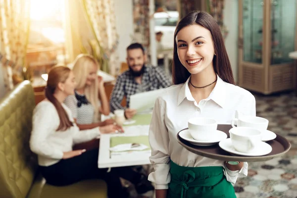 Ritratto sorridente giovane cameriera in piedi nel caffè — Foto Stock