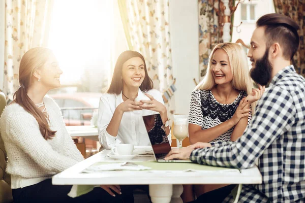 Amici felici stanno riposando in caffè bere caffè — Foto Stock