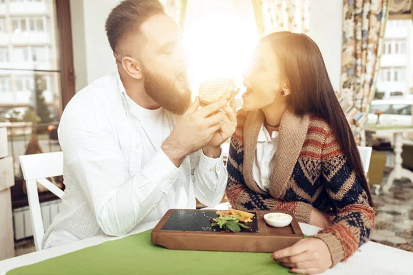 Homem e mulher felizes almoçando em um restaurante — Fotografia de Stock