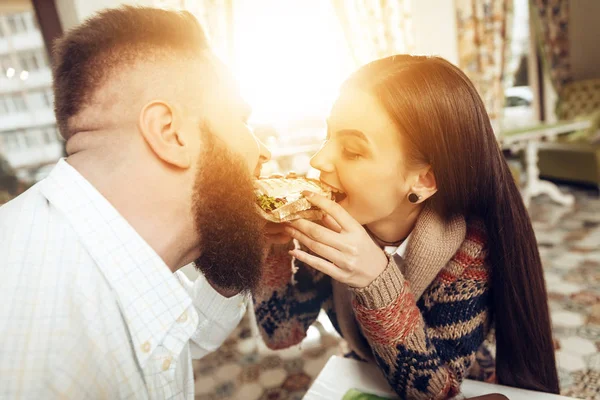 Homem e mulher felizes almoçando em um restaurante — Fotografia de Stock