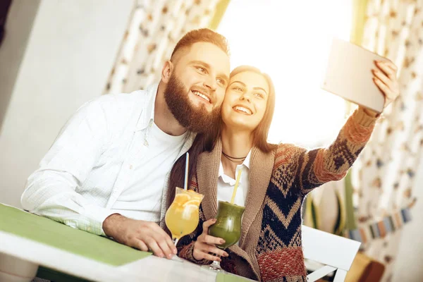 Retrato de um jovem casal feliz em um restaurante — Fotografia de Stock