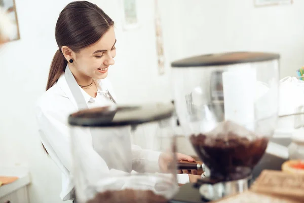 Όμορφη νεαρή κοπέλα barista προετοιμασία του καφέ — Φωτογραφία Αρχείου