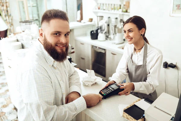 Cassa allegra utilizzando il dispositivo digitale per il pagamento — Foto Stock