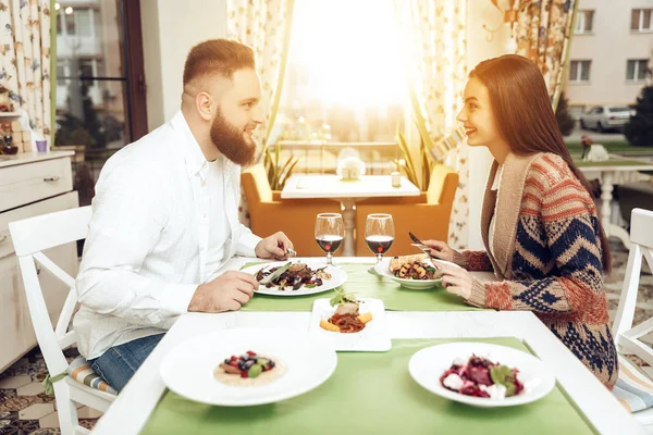 Jantar romântico homens e mulheres felizes no restaurante — Fotografia de Stock