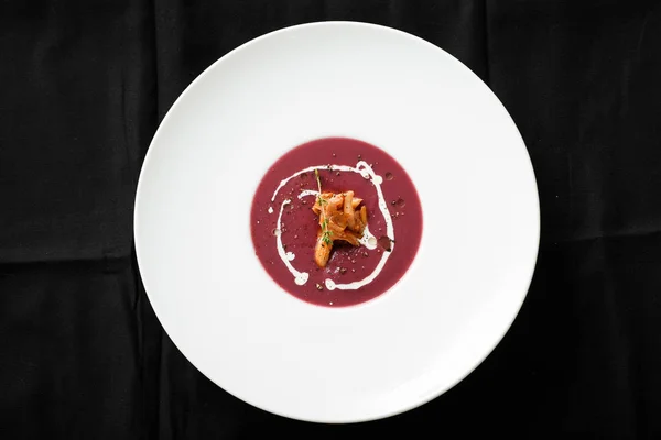 Vista superior de la sopa de crema roja con plato de calamares — Foto de Stock