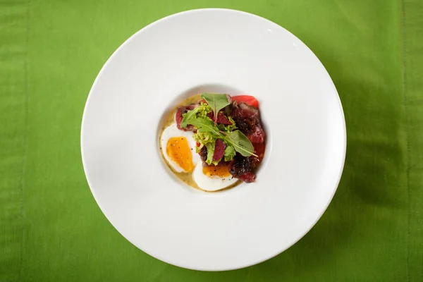 Vista superior de los huevos de plato con encuentro y ensalada en plato — Foto de Stock