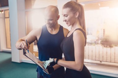Eğitmen kız eğitim bir fitness programı yazar
