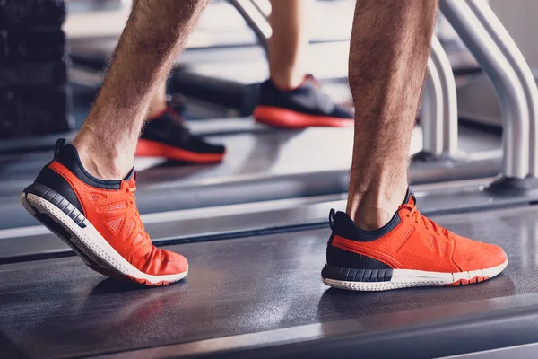 Cómodas zapatillas deportivas para correr en el gimnasio — Foto de Stock
