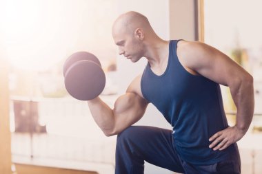 Dalgın adam gücü egzersiz halter el işi