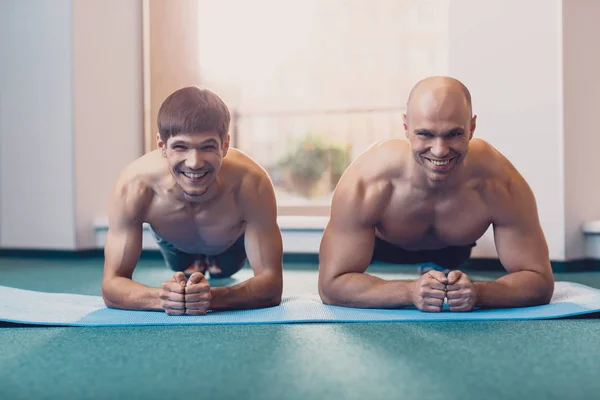 Dwóch mężczyzn będzie wykonywać trening fitness w siłowni — Zdjęcie stockowe