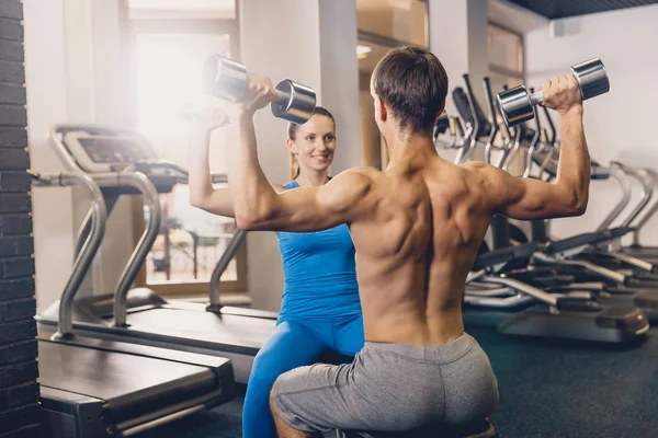 Un hombre y una mujer entrenan con pesas. . — Foto de Stock