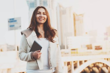 Tablet arka plan üzerinde binalar ile kızla.