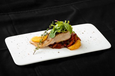 Beyaz balık fileto Sebze Güveç ile yakın çekim