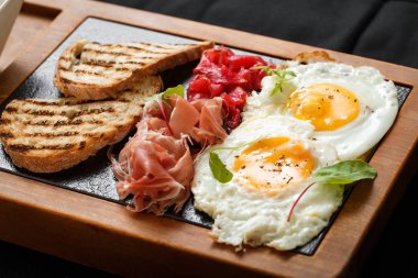 Kahvaltı yumurta ve tost jamon ve peynir kadar yakın